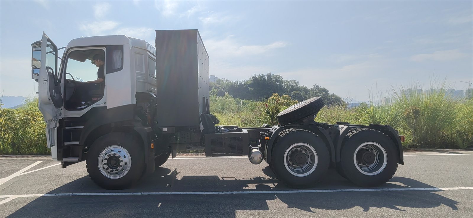 Dongfeng DFH4250 TE8P 6x4 electric tractor side view