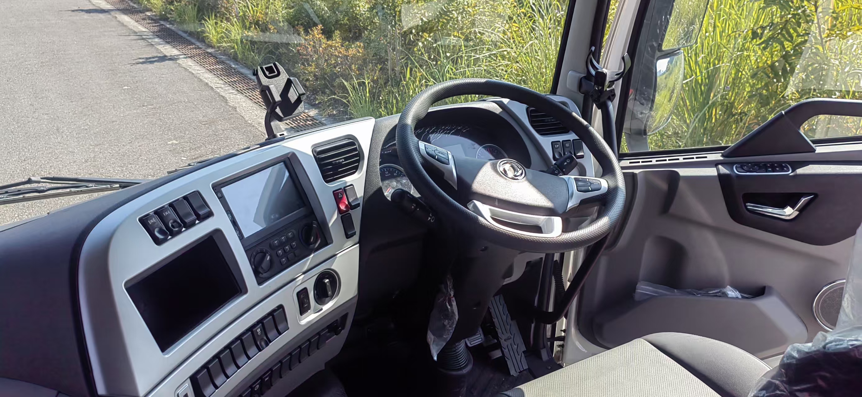 Dashboard, steering wheel and cabin interior of the TE9Y reference truck