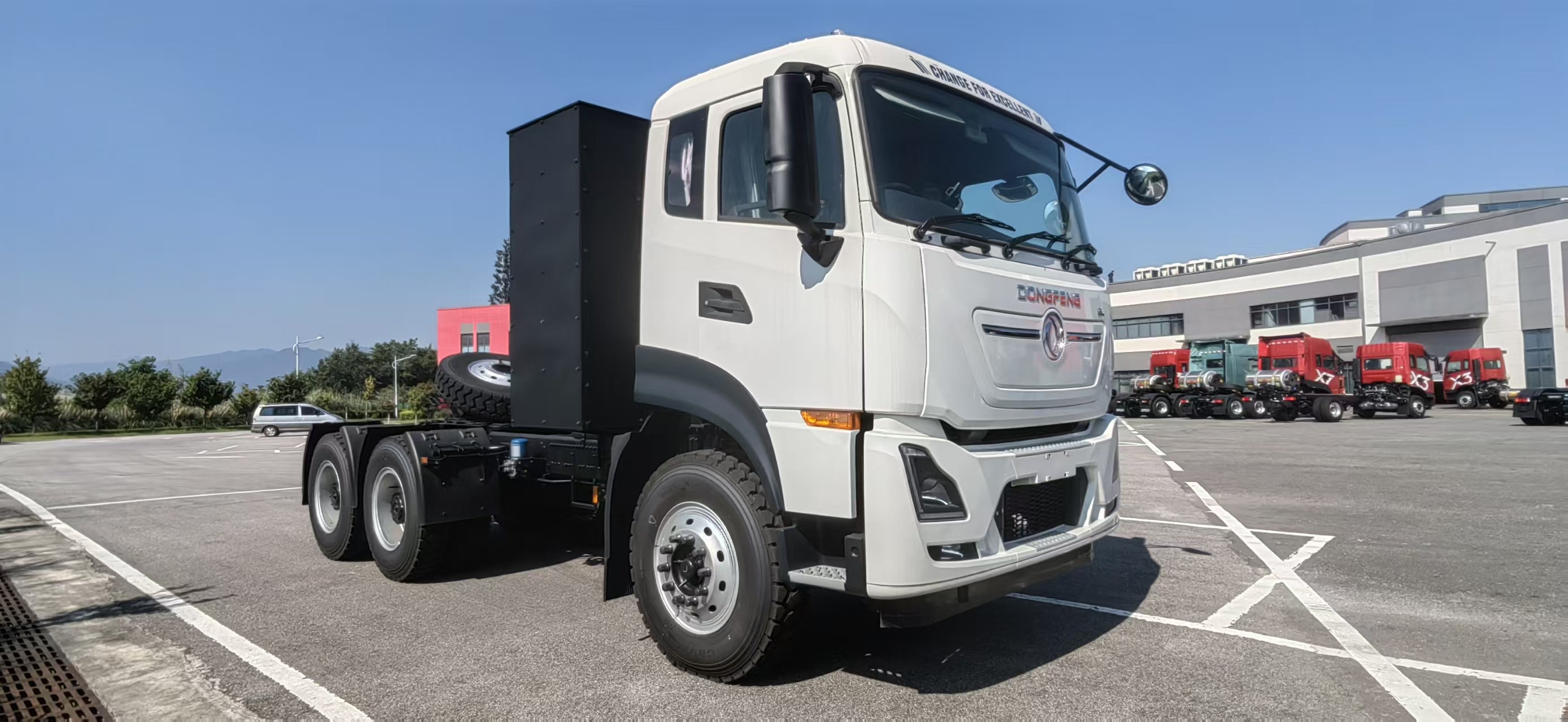 Front three-quarter exterior view of the white Dongfeng TE9Y electric tractor