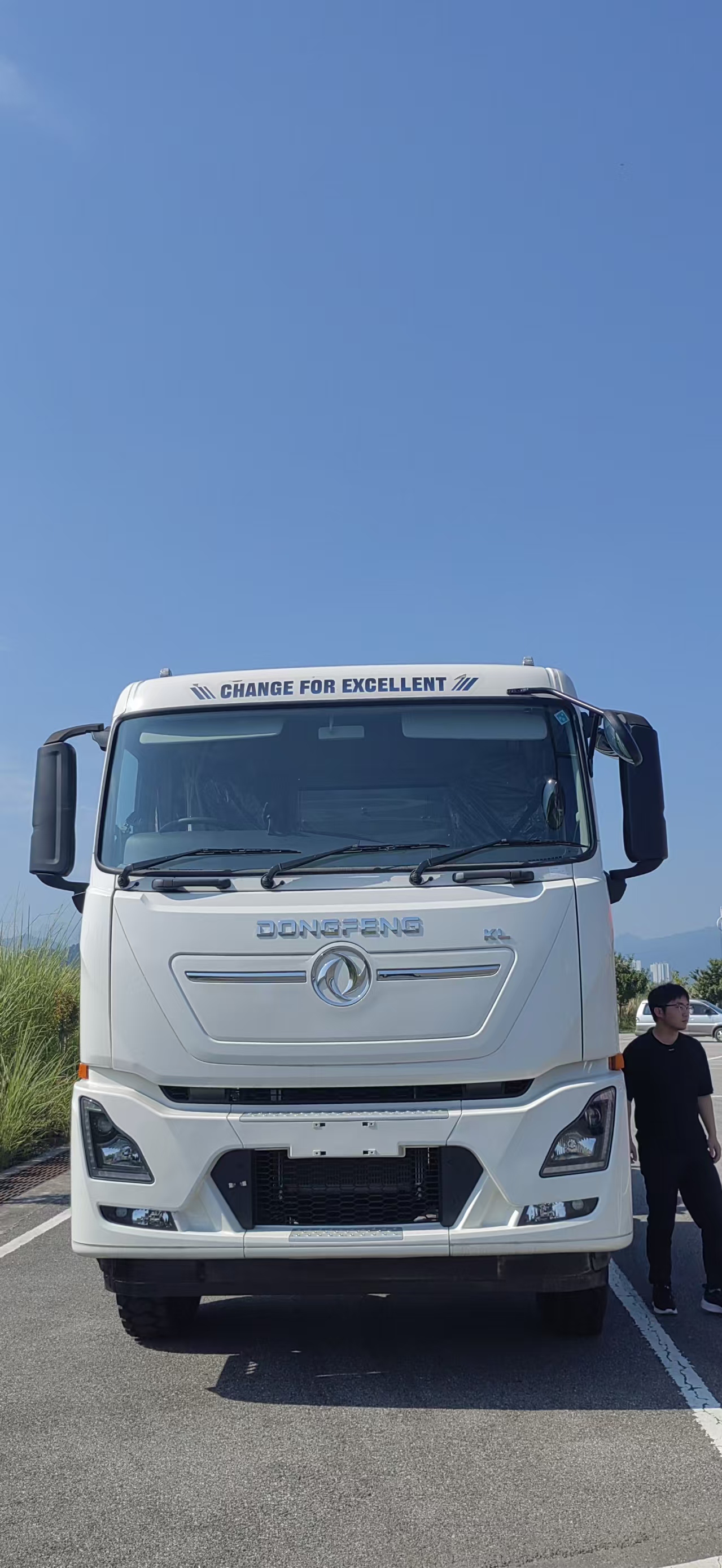 Front view of the white Dongfeng TE9Y electric tractor