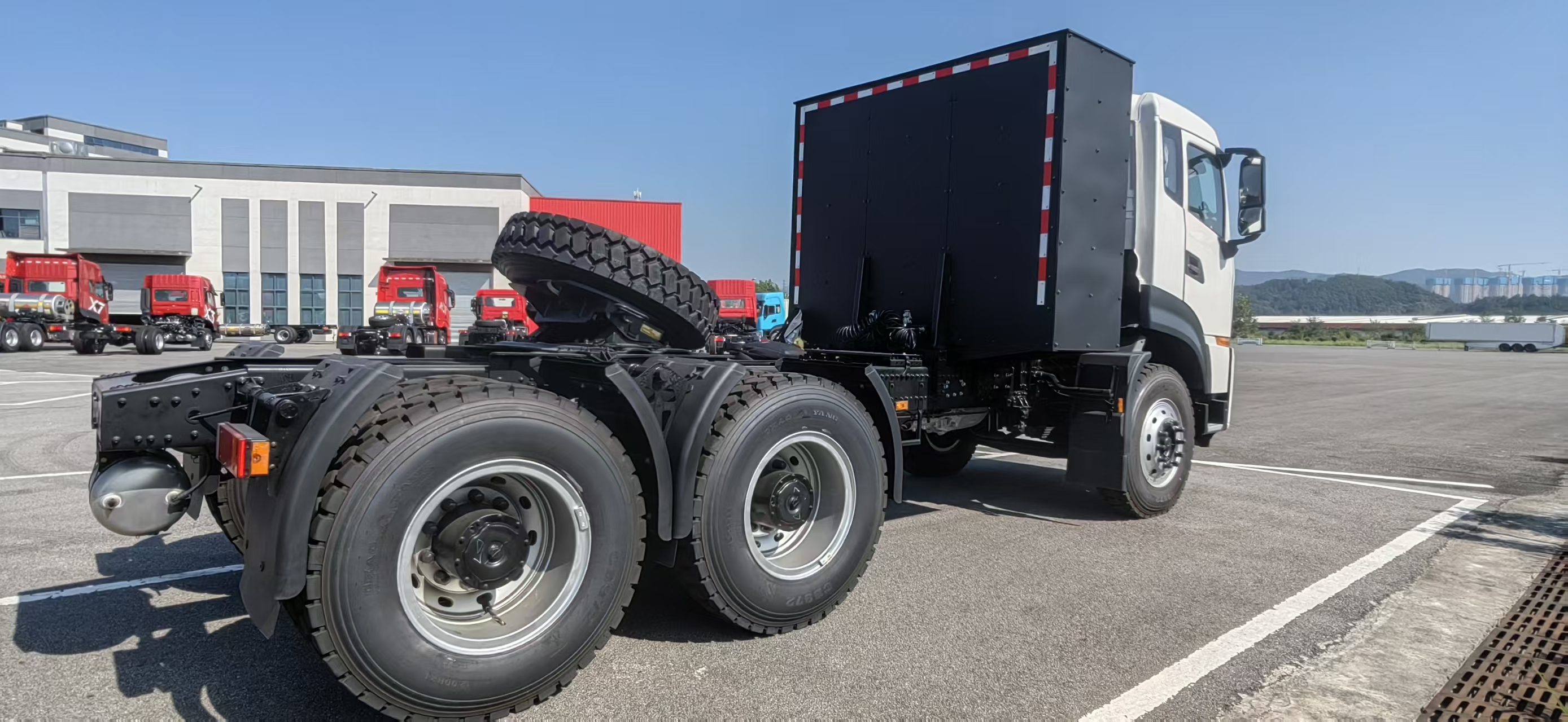 Rear three-quarter view of the Dongfeng TE9Y electric tractor chassis
