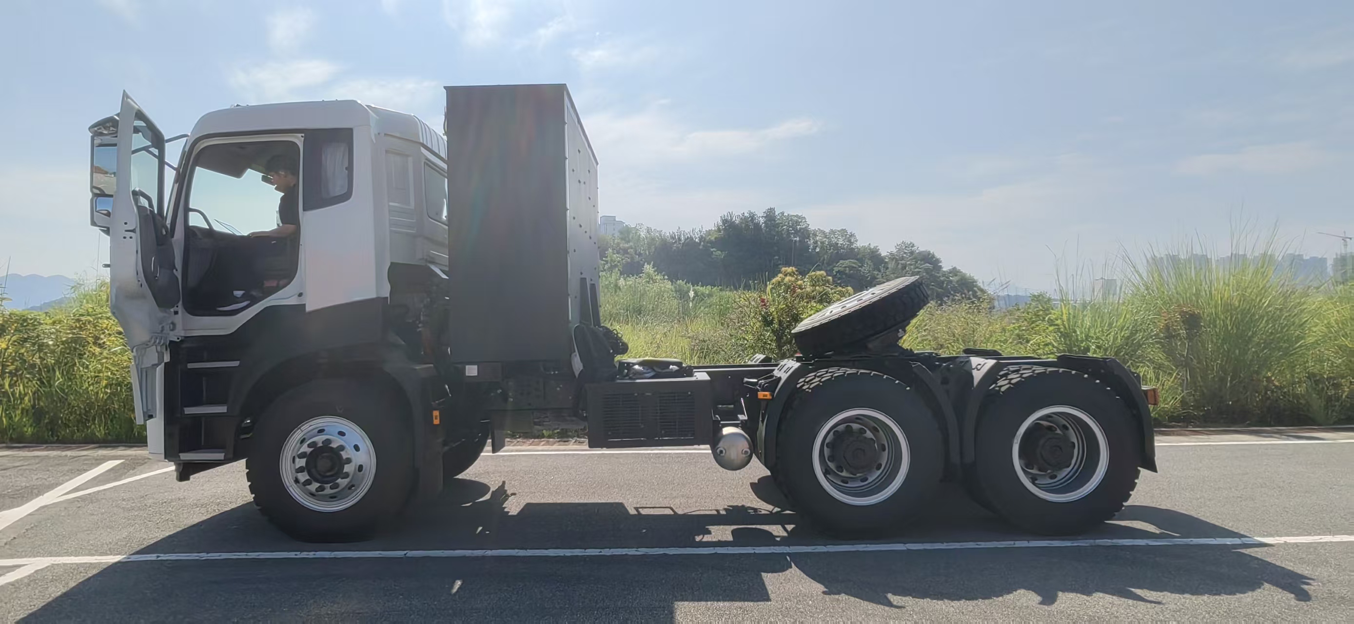 Dongfeng TE9Y 6×4 electric tractor shown in a side-profile reference photo